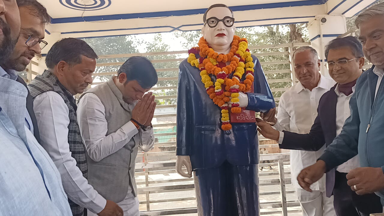 राज्य मंत्री गौरव गौतम ने बाबा भीमराव अंबेडकर को प्रणाम किया राज्य मंत्री गौरव गौतम ने बाबा भीमराव अंबेडकर को प्रणाम किया