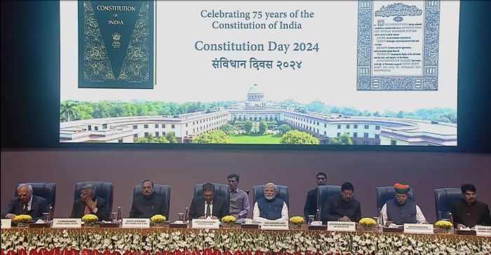 संविधान दिवस पर सुप्रीम कोर्ट में आयोजित कार्यक्रम में मंचासीन प्रधानमंत्री मोदी, सीजेआई संजीव खन्ना तथा अन्य संविधान दिवस पर सुप्रीम कोर्ट में आयोजित कार्यक्रम में मंचासीन प्रधानमंत्री मोदी, सीजेआई संजीव खन्ना तथा अन्य