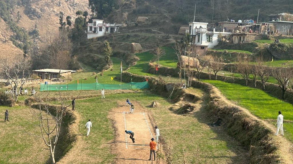 िक्केट मैच में भाग लेते खिलाडी््र िक्केट मैच में भाग लेते खिलाडी््र