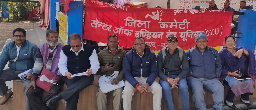 गोपेश्वर में मांगों को लेकर धरना देते हुए। गोपेश्वर में मांगों को लेकर धरना देते हुए।
