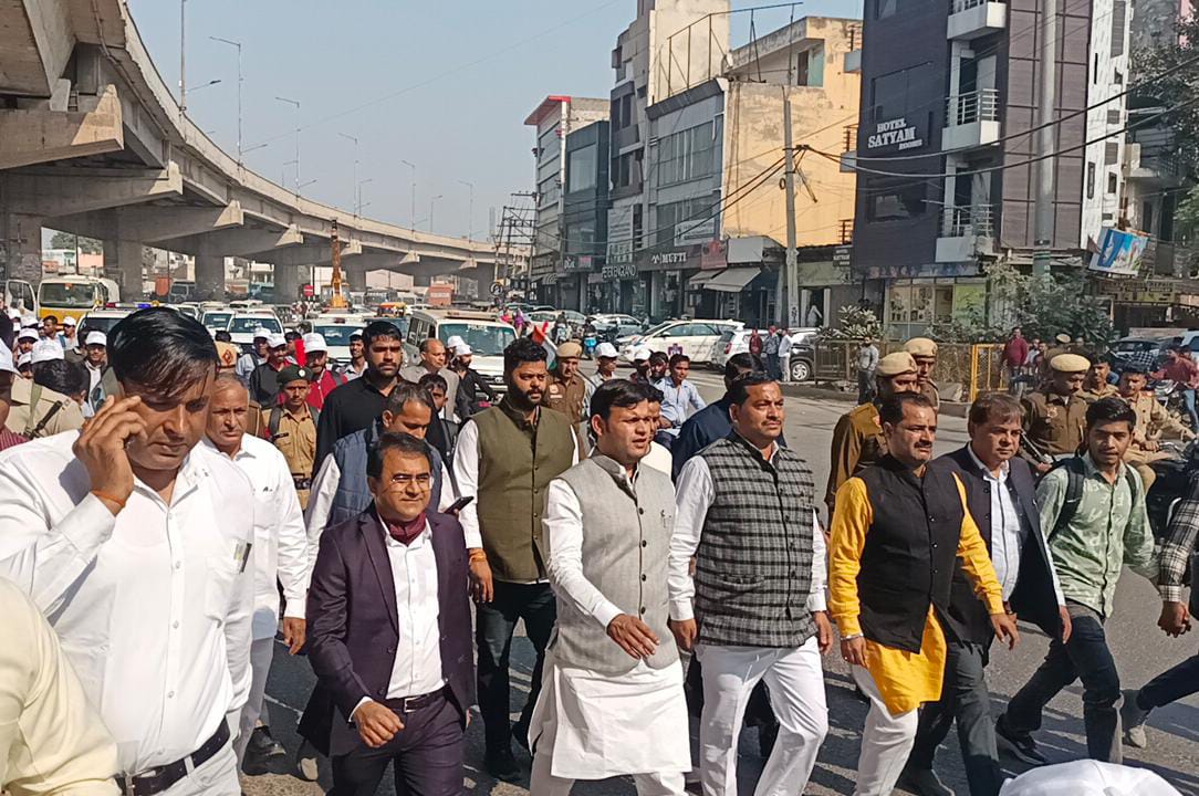 राज्य का खेल मंत्री गौरव गौतम पदयात्रा करते हुए राज्य का खेल मंत्री गौरव गौतम पदयात्रा करते हुए