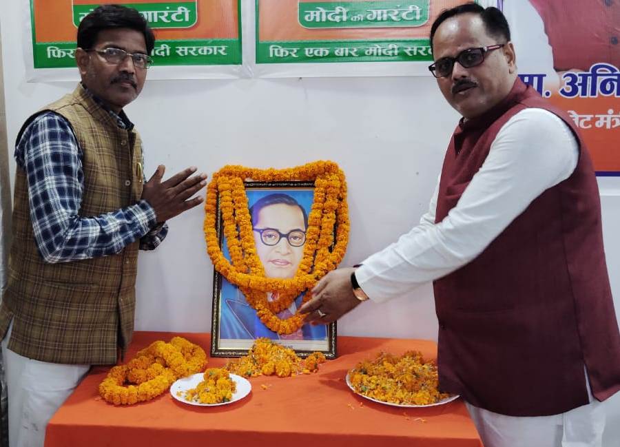 बाबा साहब भीमराव अंबेडकर के चित्र पर माल्यार्पण करत मुख्य अतिथि। बाबा साहब भीमराव अंबेडकर के चित्र पर माल्यार्पण करत मुख्य अतिथि।