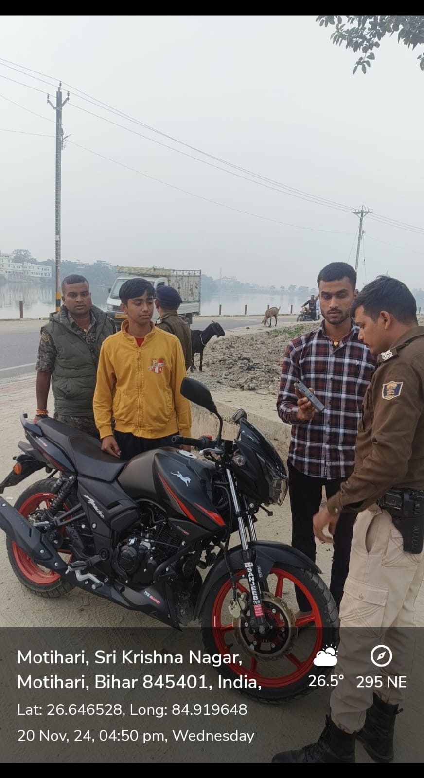 वाहन जांच करती पुलिस