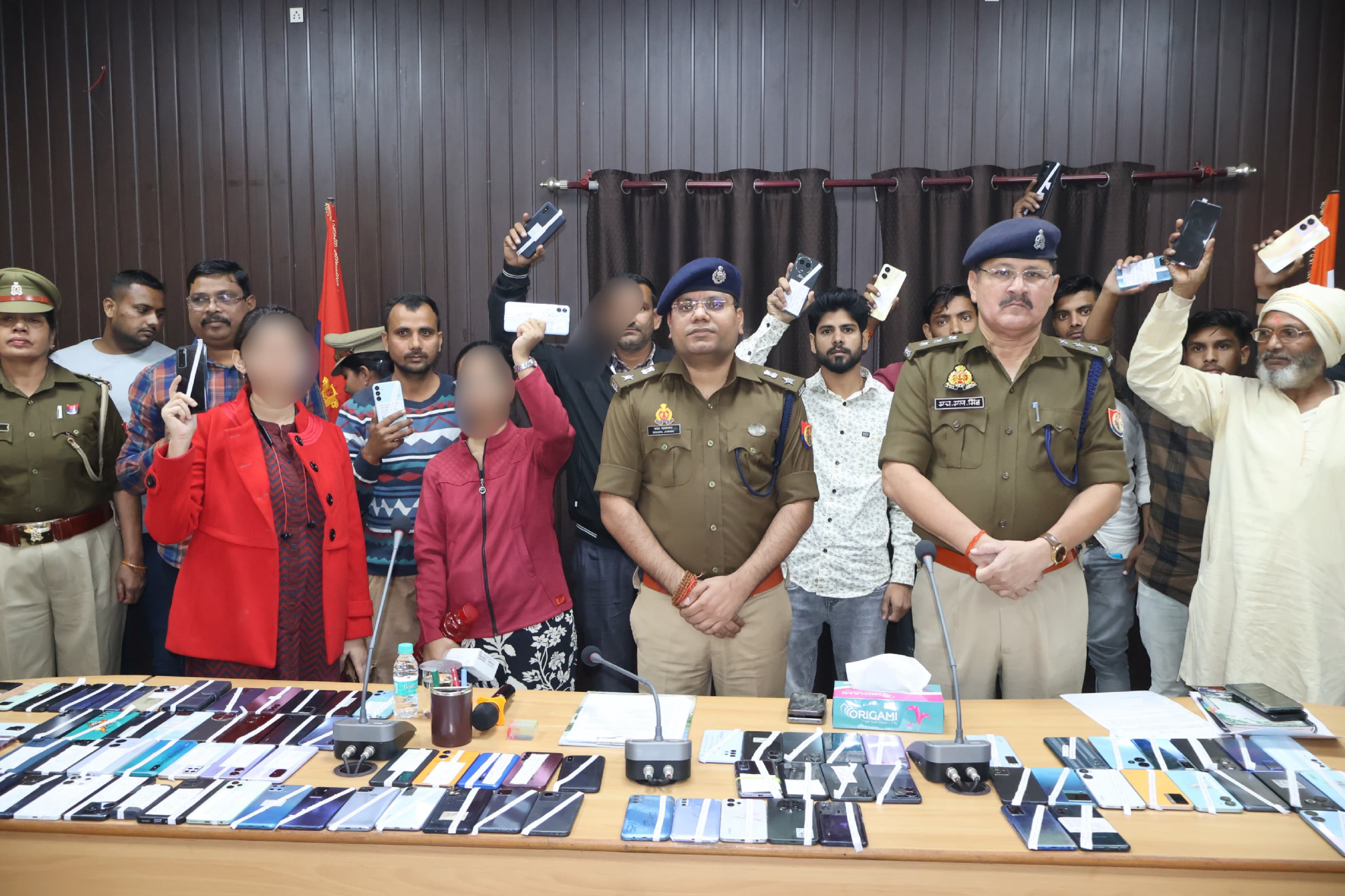 चोरी के मोबाइल बरामदगी का खुलासा करते पुलिस अधीक्षक धवल जायसवाल चोरी के मोबाइल बरामदगी का खुलासा करते पुलिस अधीक्षक धवल जायसवाल