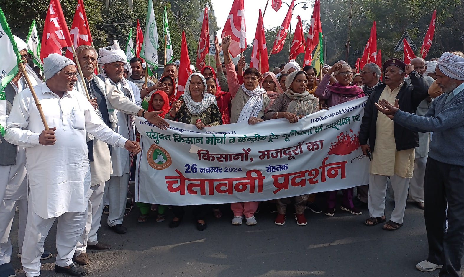 फोटो कैप्शन 26आरटीके3 : शहर में अपनी मांगों को लेकर प्रदर्शन करते किसान व मजदूर संगठनों के सदस्य --- फोटो कैप्शन 26आरटीके3 : शहर में अपनी मांगों को लेकर प्रदर्शन करते किसान व मजदूर संगठनों के सदस्य ---