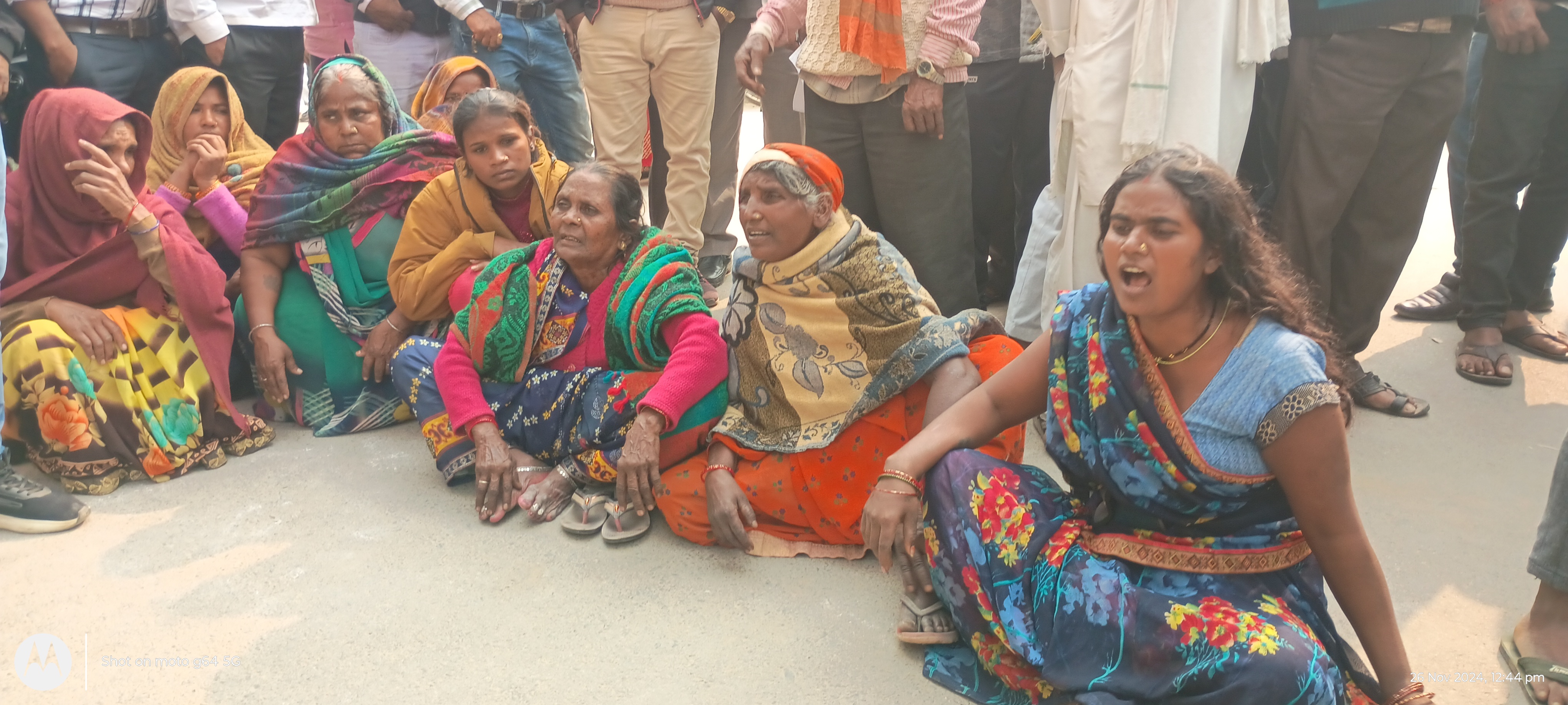 हत्या आरोपितों को पुलिस द्वारा बचाने को लेकर पीड़ित परिवार ने किया हंगामा हत्या आरोपितों को पुलिस द्वारा बचाने को लेकर पीड़ित परिवार ने किया हंगामा