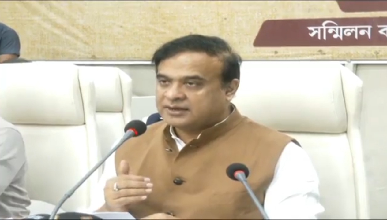 असम कैबिनेट की बैठक के बाद संवाददाता सम्मेलन को संबोधित करते हुए मुख्यमंत्री डॉ हिमंत बिस्व सरमा। असम कैबिनेट की बैठक के बाद संवाददाता सम्मेलन को संबोधित करते हुए मुख्यमंत्री डॉ हिमंत बिस्व सरमा।