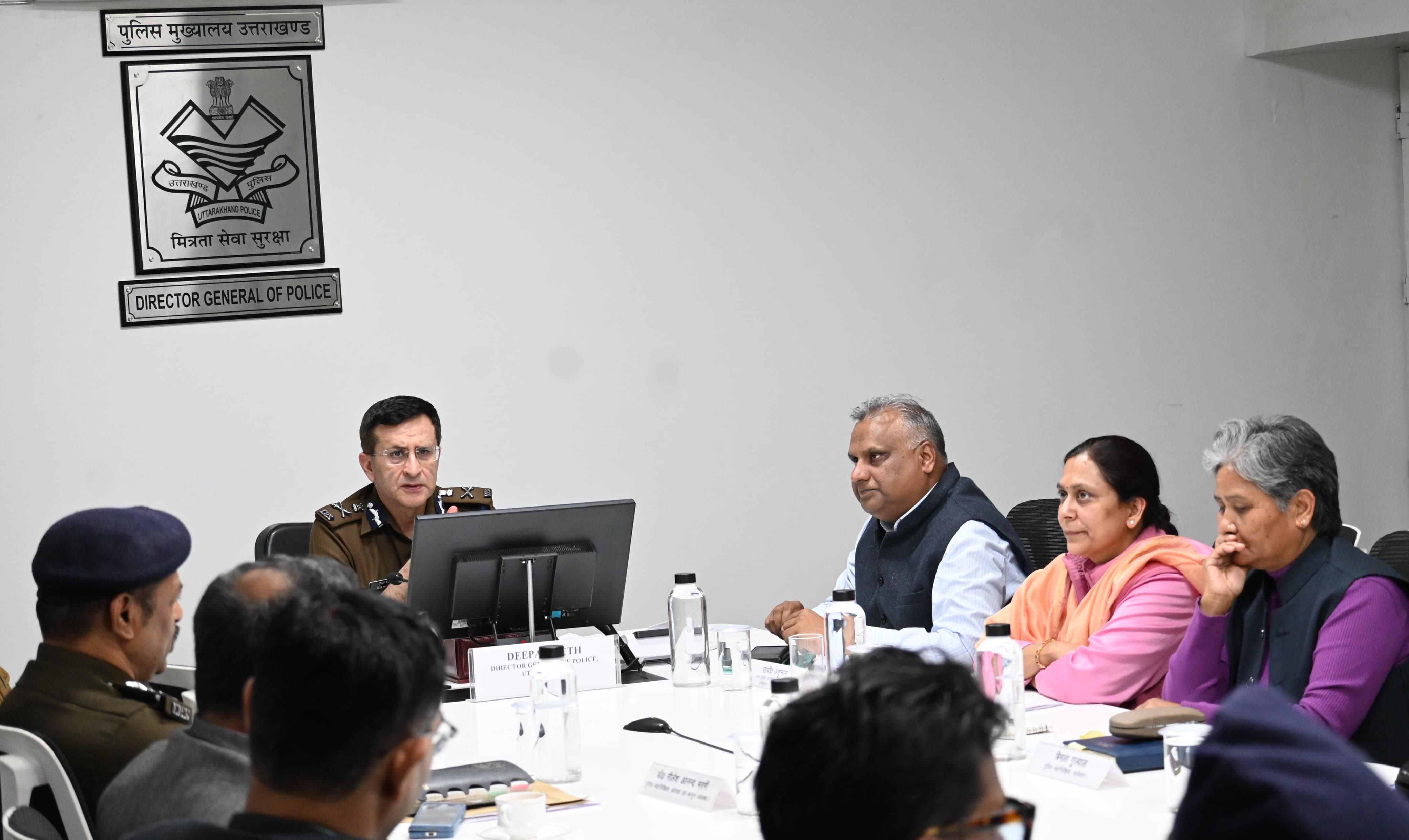 पुलिस मुख्यालय पर गोष्ठी करते पुलिस महानिदेशक दीपम सेठ। पुलिस मुख्यालय पर गोष्ठी करते पुलिस महानिदेशक दीपम सेठ।