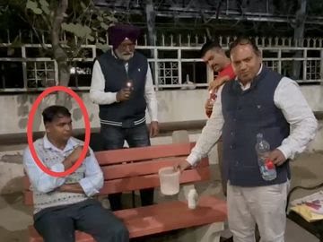 आरोपी कानूनगो को रिश्वत लेते हुए गिरफ्तार करते विजिलेंस के इंस्पेक्टर सुबे सिंह आरोपी कानूनगो को रिश्वत लेते हुए गिरफ्तार करते विजिलेंस के इंस्पेक्टर सुबे सिंह