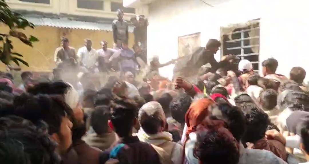 हमीरपुर में खाद के लिए गुस्साए किसानों का हंगामा हमीरपुर में खाद के लिए गुस्साए किसानों का हंगामा
