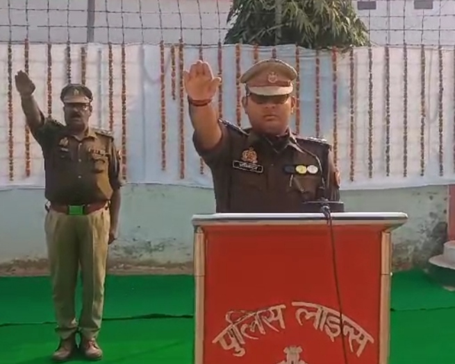 पुलिस लाइन में अधिकारियों और कर्मचारियों को शपथ दिलाते पुलिस अधीक्षक अभिनंदन। पुलिस लाइन में अधिकारियों और कर्मचारियों को शपथ दिलाते पुलिस अधीक्षक अभिनंदन।