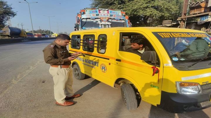 बिना दस्तावेज संचालित तीन स्कूली वाहन जब्त बिना दस्तावेज संचालित तीन स्कूली वाहन जब्त