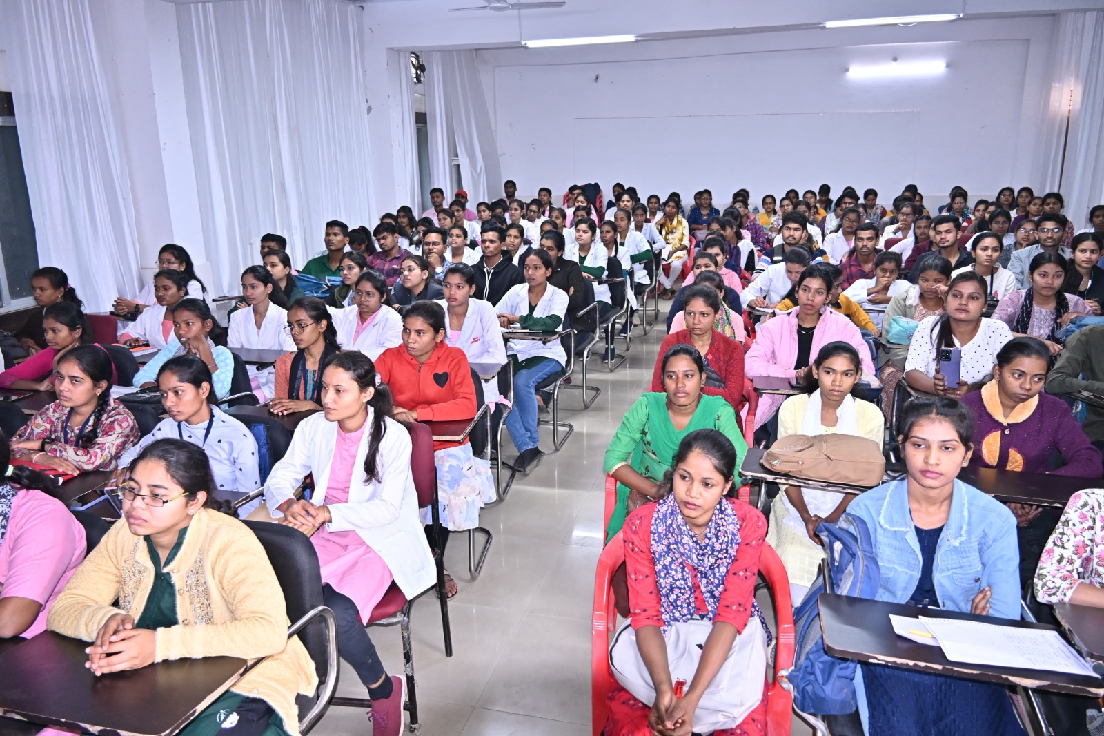बाबू छोटेलाल श्रीवास्तव कालेज में आयोजित कार्यक्रम में उपस्थित कालेज के विद्यार्थी। बाबू छोटेलाल श्रीवास्तव कालेज में आयोजित कार्यक्रम में उपस्थित कालेज के विद्यार्थी।