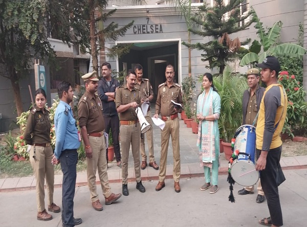 लखनऊ में मुख्तार अंसारी की पत्नी का फ्लैट कुर्क करते अधिकारी लखनऊ में मुख्तार अंसारी की पत्नी का फ्लैट कुर्क करते अधिकारी