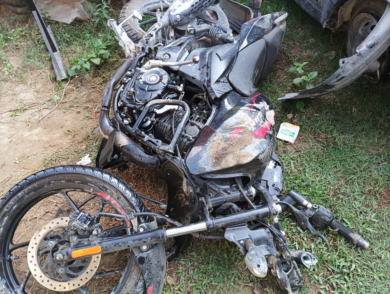 दुर्घटना के बाद क्षतिग्रस्त बाइक दुर्घटना के बाद क्षतिग्रस्त बाइक