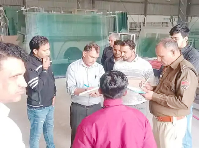 26 Snp-4 सोनीपत: फैक्ट्री में शीशा लगने से मजदूर की मौत के बाद कार्रवाई करते हुए पुलिस टीम। 26 Snp-4 सोनीपत: फैक्ट्री में शीशा लगने से मजदूर की मौत के बाद कार्रवाई करते हुए पुलिस टीम।