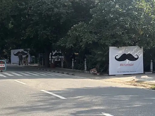 जयपुर के सिविल लाइंस में सड़कों पर लगे मूंछों वाले होर्डिंग्स। जयपुर के सिविल लाइंस में सड़कों पर लगे मूंछों वाले होर्डिंग्स।