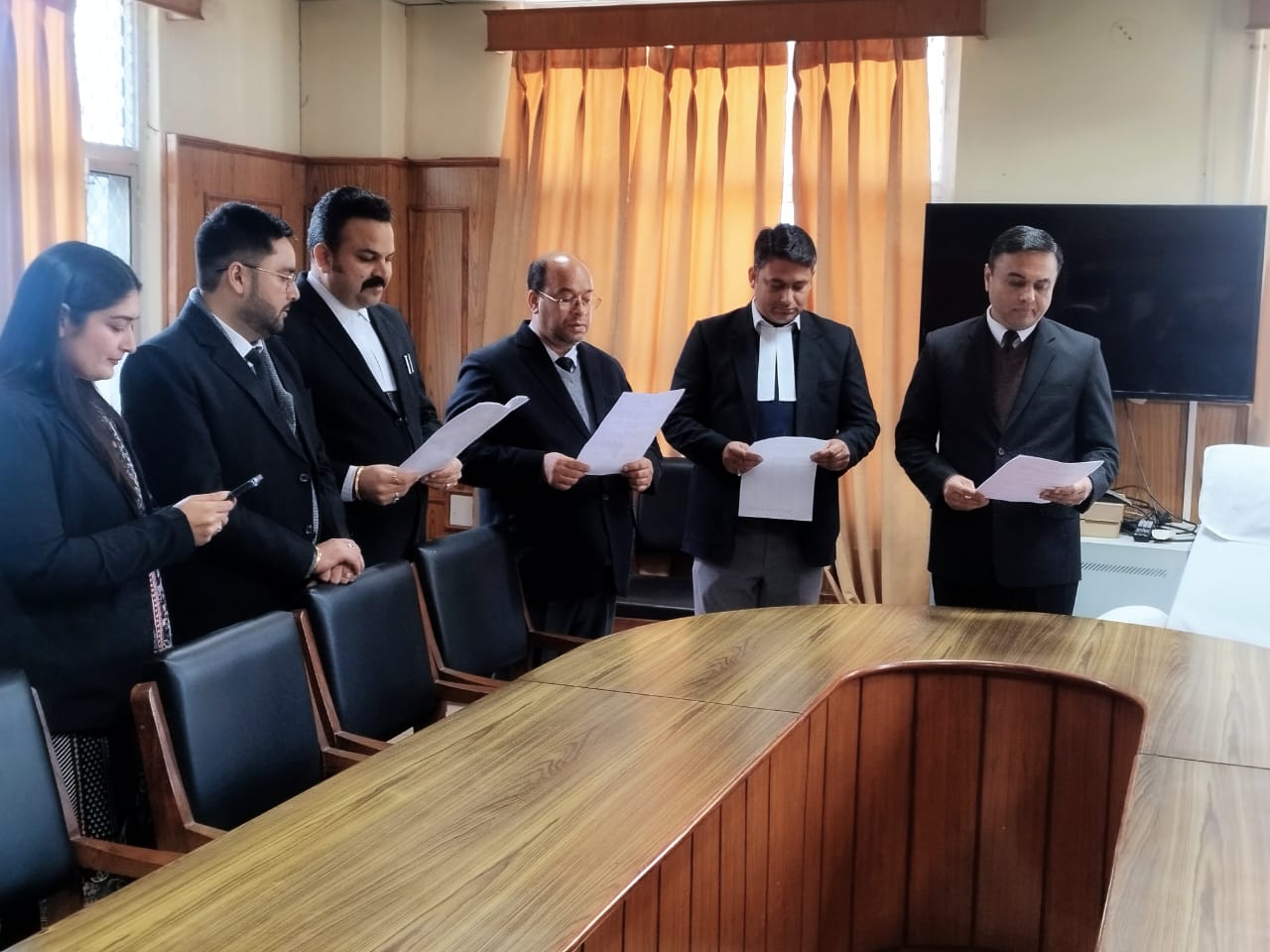 सविधान की प्रस्तावना पढ़ते सविधान की प्रस्तावना पढ़ते