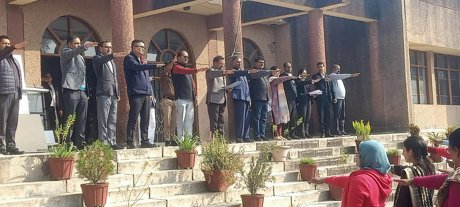 संविधान दिवस पर शपथ लेते कर्मचारी संविधान दिवस पर शपथ लेते कर्मचारी