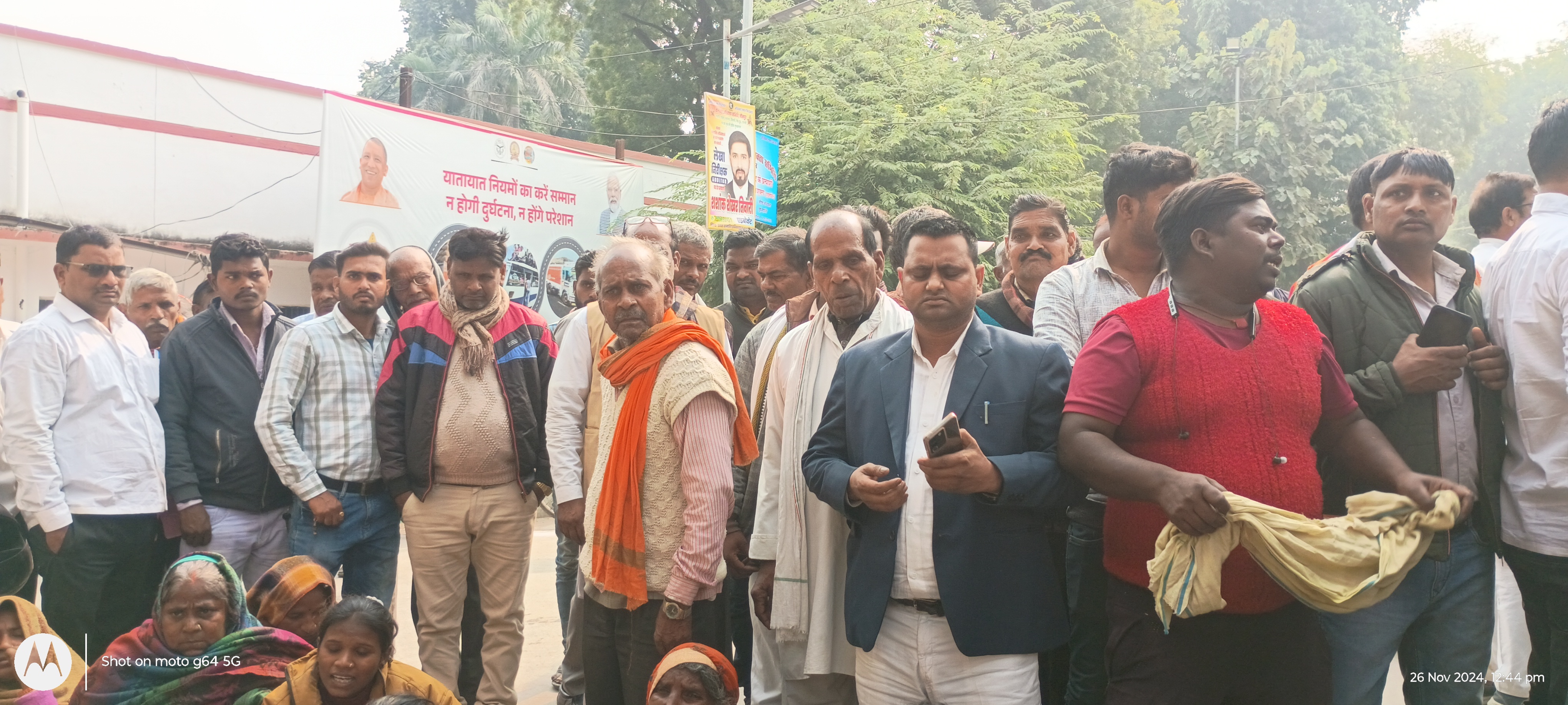 हत्या आरोपितों को पुलिस द्वारा बचाने को लेकर पीड़ित परिवार ने किया हंगामा हत्या आरोपितों को पुलिस द्वारा बचाने को लेकर पीड़ित परिवार ने किया हंगामा