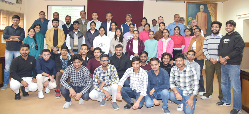 संविधान की शपथ लेते हुए कार्यक्रम में शामिल सदस्य संविधान की शपथ लेते हुए कार्यक्रम में शामिल सदस्य