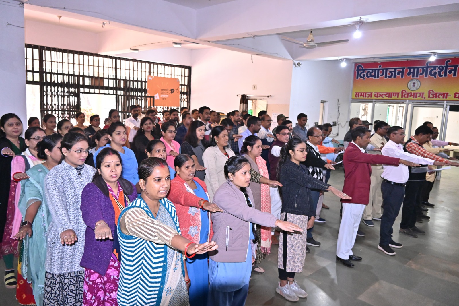 संविधान की शपथ लेते हुए जिला कार्यालय के कर्मचारी।