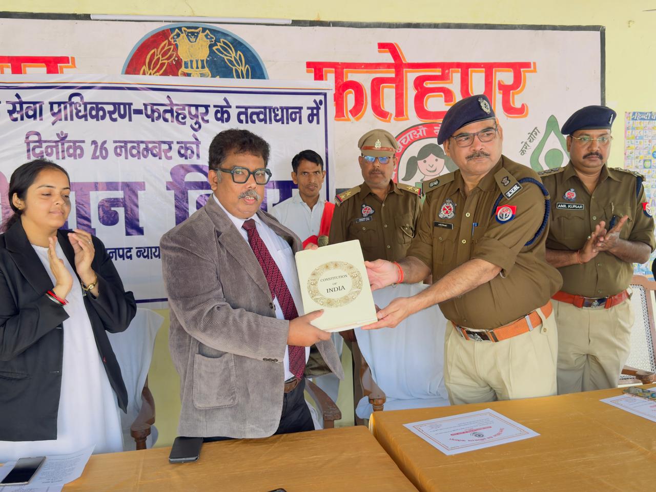 संविधान की प्रस्तावना की शपथ दिलाते अपर जिला जज संविधान की प्रस्तावना की शपथ दिलाते अपर जिला जज