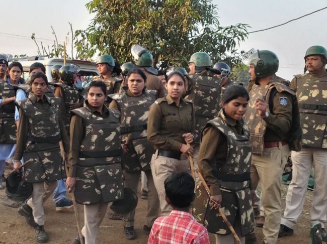 गांव में पुलिस तैनात गांव में पुलिस तैनात