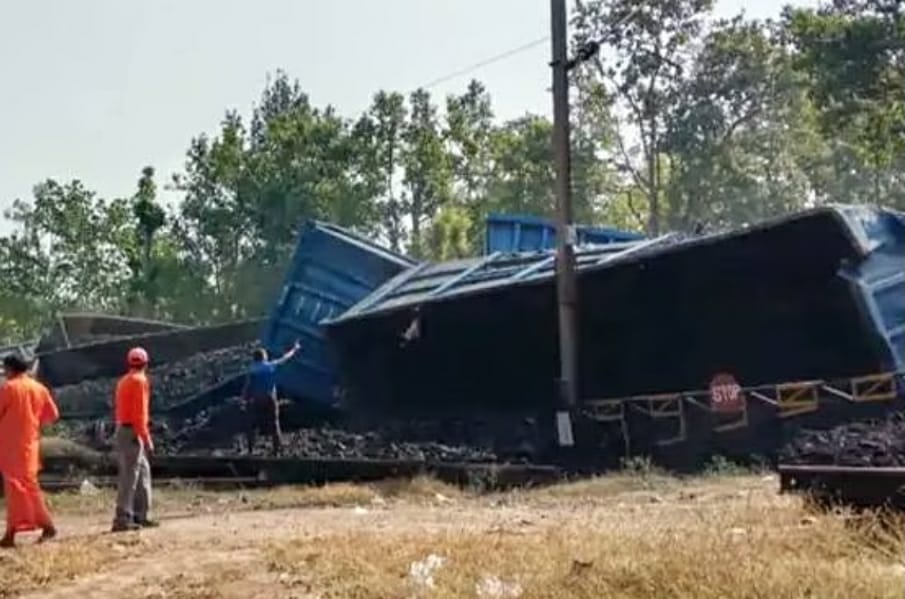 कोयले से भरी मालगाड़ी के डिब्बे पटरी से उतरकर पलटे