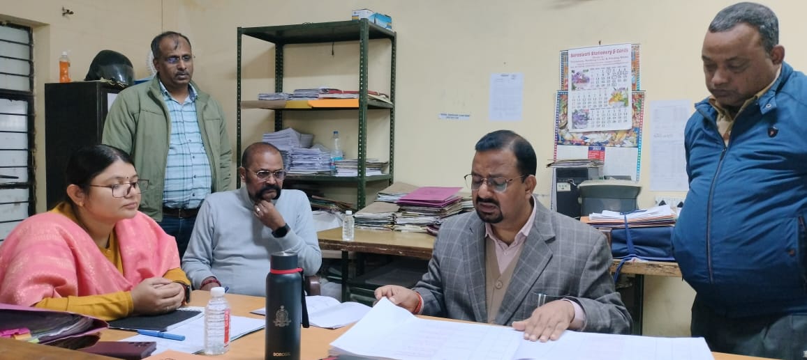 तहसील हरिद्वार का निरीक्षण करते डीएम तहसील हरिद्वार का निरीक्षण करते डीएम