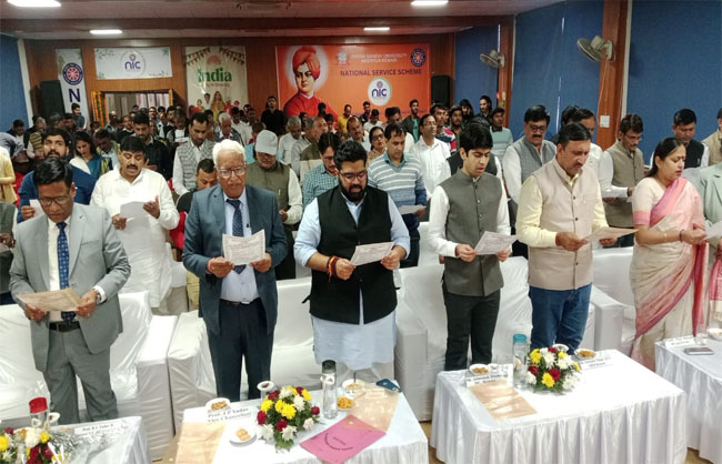 संविधान की प्रस्तावना पढ़ते हुए अतिथिगण। संविधान की प्रस्तावना पढ़ते हुए अतिथिगण।