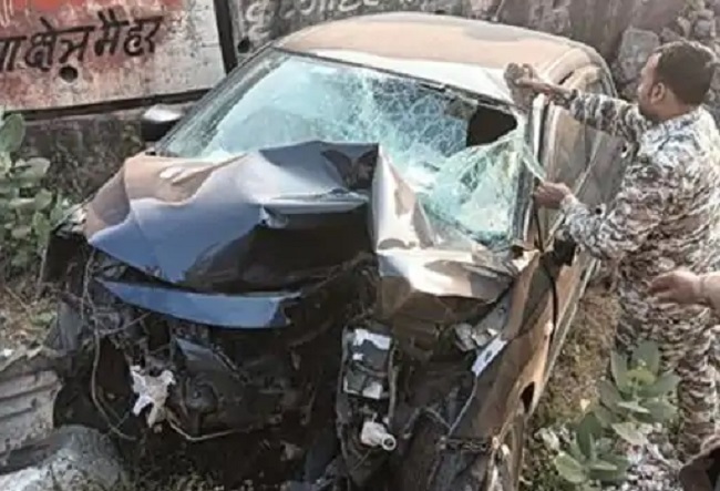 हादसे के बाद कार की तस्वीर हादसे के बाद कार की तस्वीर
