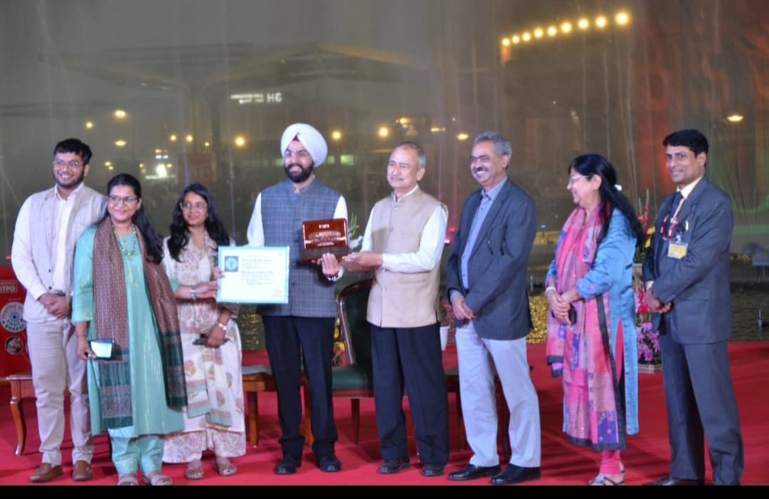 अंतरराष्ट्रीय व्यापार मेले के समापन समारोह में पुस्कार प्रदान करते आईटीपीओ के अधिकारी अंतरराष्ट्रीय व्यापार मेले के समापन समारोह में पुस्कार प्रदान करते आईटीपीओ के अधिकारी