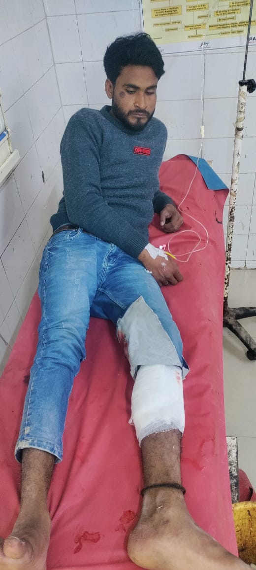 पुलिस मुठभेड़ में दो पशु तस्करो को किया गिरफ्तार पैर में लगी गोली अस्पताल में भर्ती पुलिस मुठभेड़ में दो पशु तस्करो को किया गिरफ्तार पैर में लगी गोली अस्पताल में भर्ती