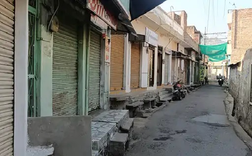 किसानों के समर्थन में जालोर के स्थानीय व्यापारियों ने भी बाजार बंद रखे हैं। किसानों के समर्थन में जालोर के स्थानीय व्यापारियों ने भी बाजार बंद रखे हैं।
