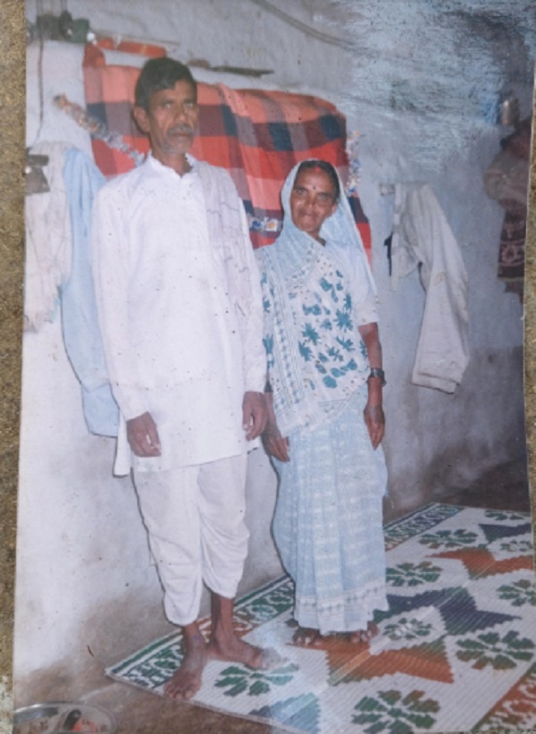 उम्र के आखिरी पड़ाव में पति बना हैवान, पत्नी का सिर काटकर जंगल में पेड़ पर लटकाया! उम्र के आखिरी पड़ाव में पति बना हैवान, पत्नी का सिर काटकर जंगल में पेड़ पर लटकाया!