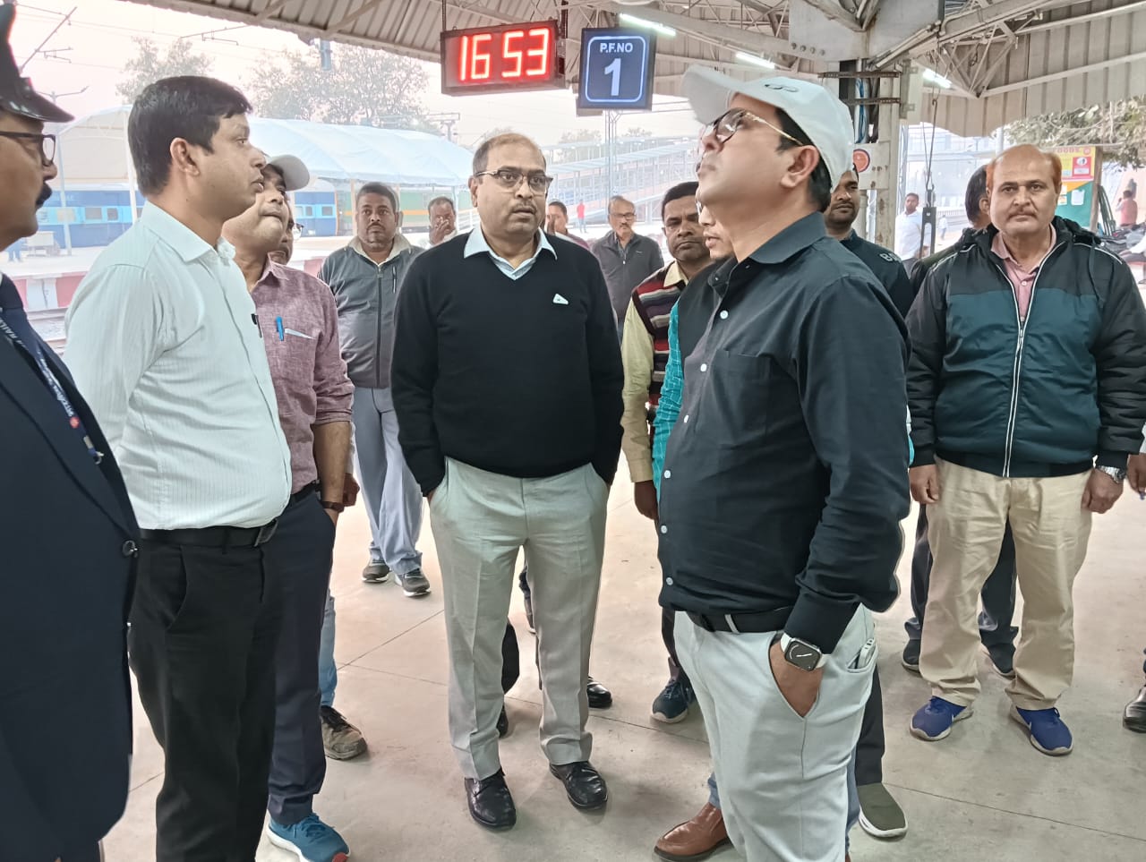 बनारस-प्रयागराज रामबाग रेल खण्ड का निरीक्षण करते डीआरएम