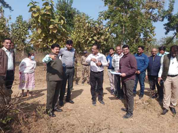 छतरपुर : कमिश्नर ने केन बेतवा के ढ़ोड़न बांध पर लगाई जन चाैपाल छतरपुर : कमिश्नर ने केन बेतवा के ढ़ोड़न बांध पर लगाई जन चाैपाल