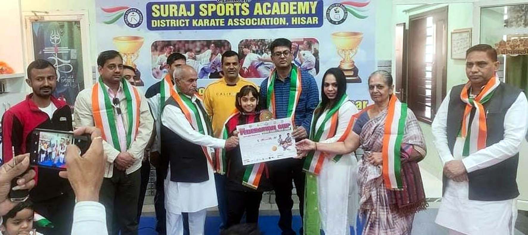गोल्ड मैडल विजेता सानवी बंसल को सूरज कराटे प्लेनेट एकेडमी में पुरस्कृत करते मुख्य अतिथि एवं एकेडमी के कोच। गोल्ड मैडल विजेता सानवी बंसल को सूरज कराटे प्लेनेट एकेडमी में पुरस्कृत करते मुख्य अतिथि एवं एकेडमी के कोच।
