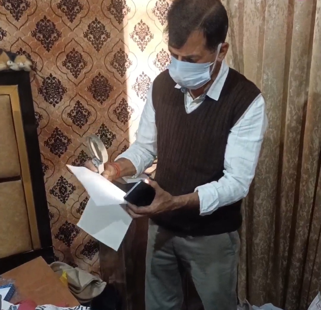 पुलिस चोरी की जांच करती हुए पुलिस चोरी की जांच करती हुए