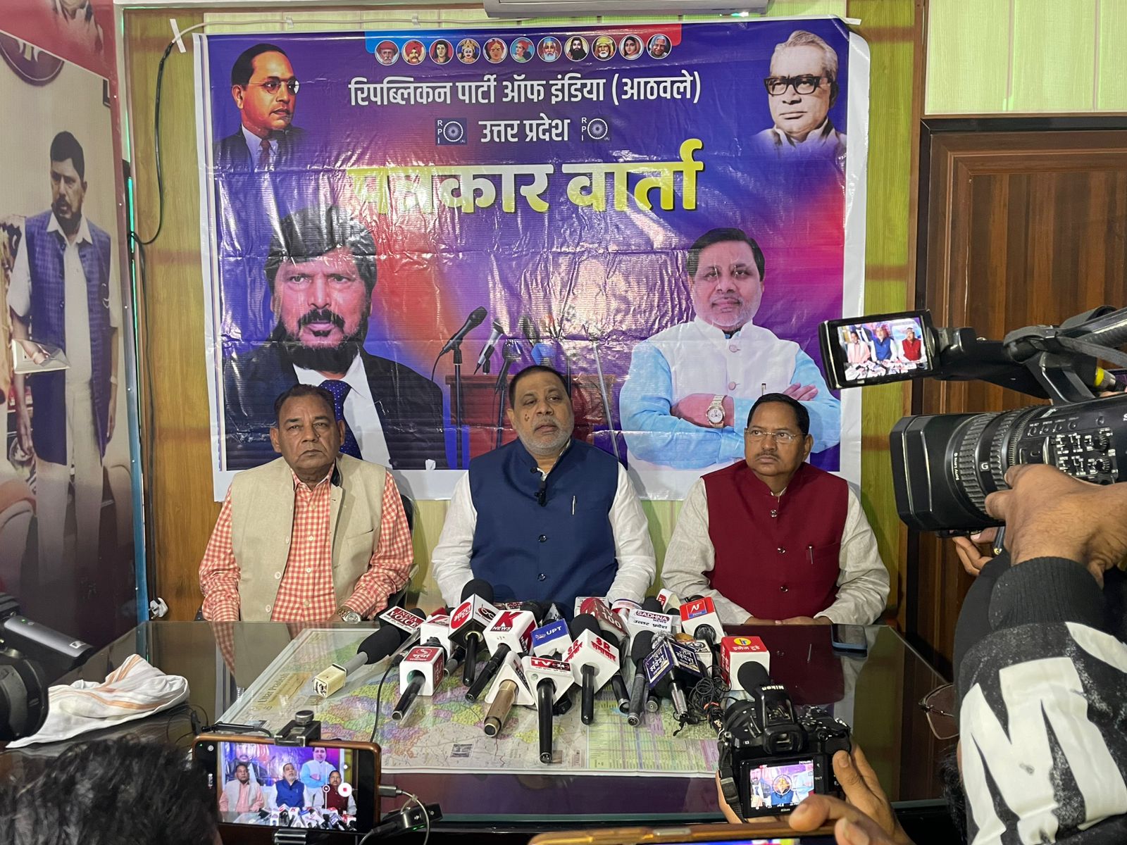 प्रेस वार्ता को संबोधित करते हुए पवन गुप्ता प्रेस वार्ता को संबोधित करते हुए पवन गुप्ता