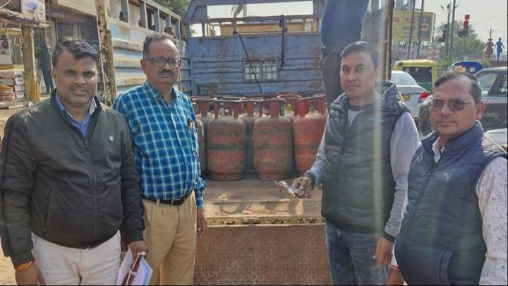 छापामार कार्रवाई, घरेलू गैस के 21 सिलेण्डर जब्त छापामार कार्रवाई, घरेलू गैस के 21 सिलेण्डर जब्त