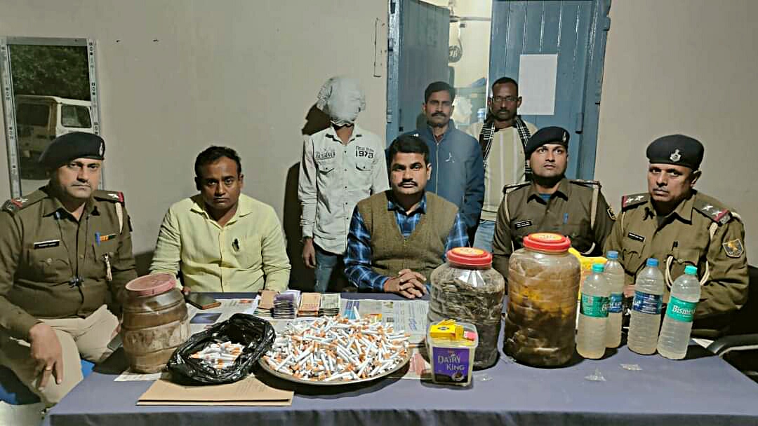 पुलिस के गिरफ्त में आरोपी पुलिस के गिरफ्त में आरोपी