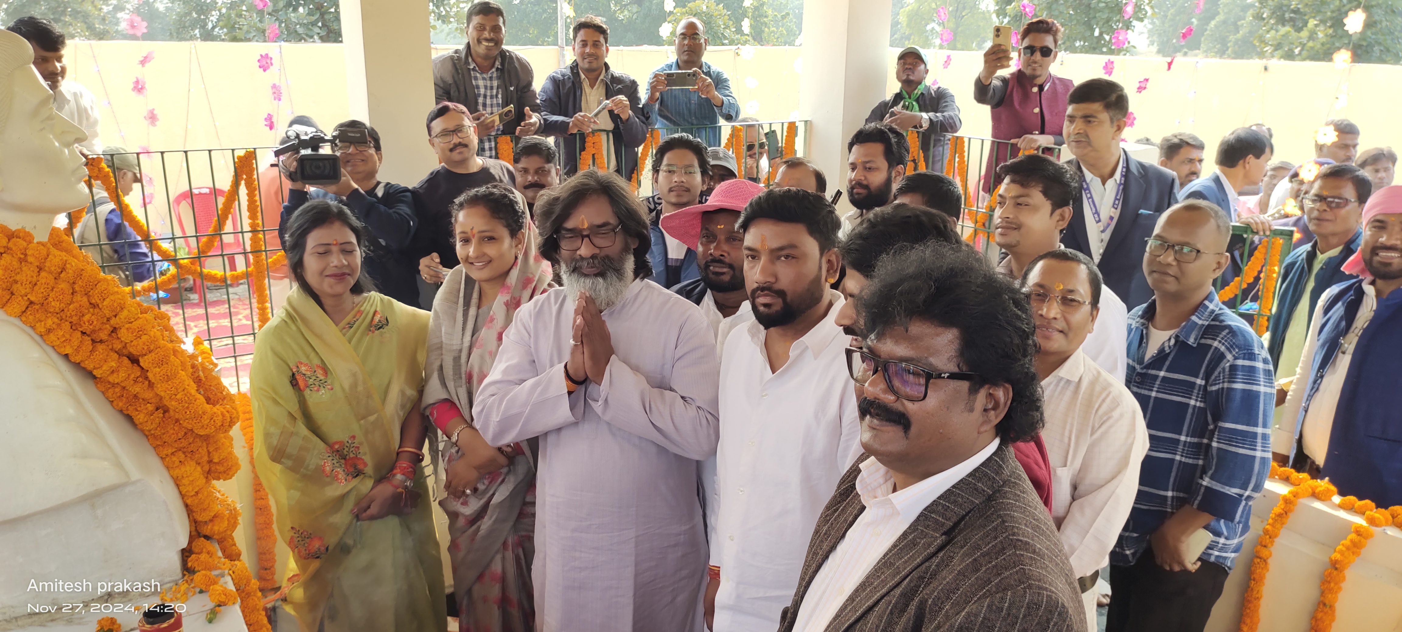 श्रद्धांजलि अर्पित करते हेमंत सोरेन कल्पना सोरेन