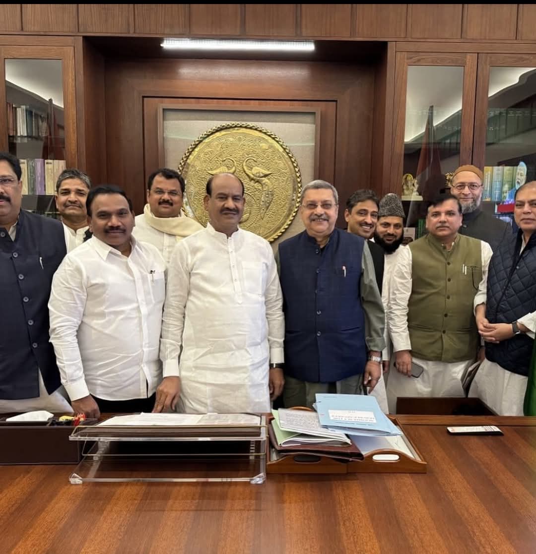 वक्फ समिति का कार्यकाल बढ़ाए जाने के मुद्दे पर लोकसभा अध्यक्ष से मिलते विपक्षी सांसद (25 नवंबर) वक्फ समिति का कार्यकाल बढ़ाए जाने के मुद्दे पर लोकसभा अध्यक्ष से मिलते विपक्षी सांसद (25 नवंबर)