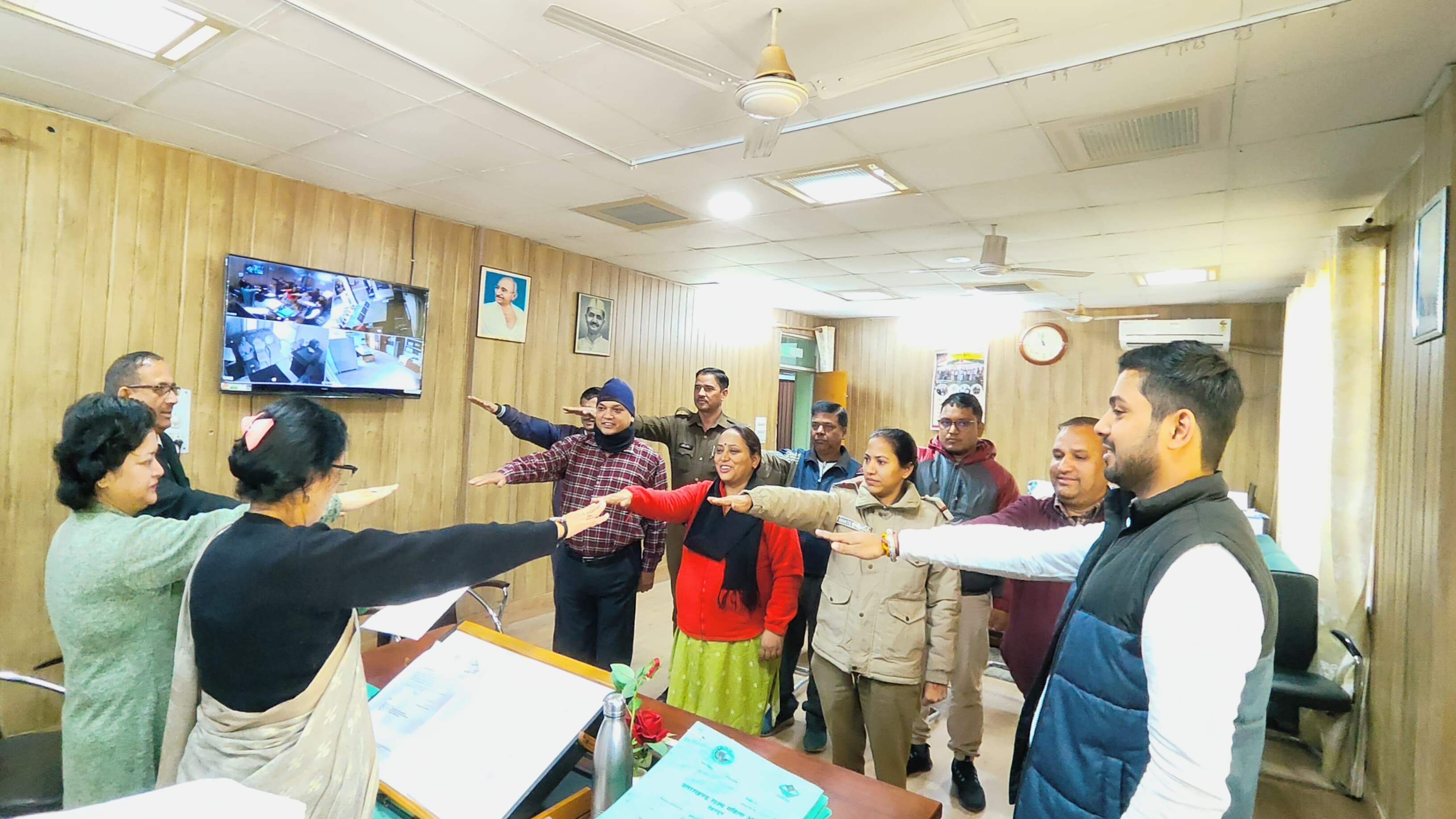 बाल विवाह रोकने के लिए शपथ दिलातीं उत्तराखण्ड राज्य महिला आयोग की अध्यक्ष कुसुम कंडवाल। बाल विवाह रोकने के लिए शपथ दिलातीं उत्तराखण्ड राज्य महिला आयोग की अध्यक्ष कुसुम कंडवाल।
