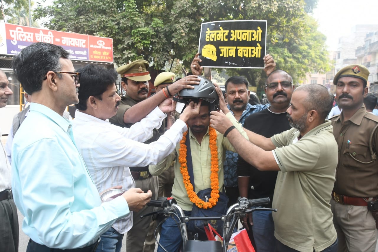 बाइक सवारों से हेलमेट पहनने की अपील करते सामाजिक कार्यकर्ता: फोटो बच्चा गुप्ता बाइक सवारों से हेलमेट पहनने की अपील करते सामाजिक कार्यकर्ता: फोटो बच्चा गुप्ता