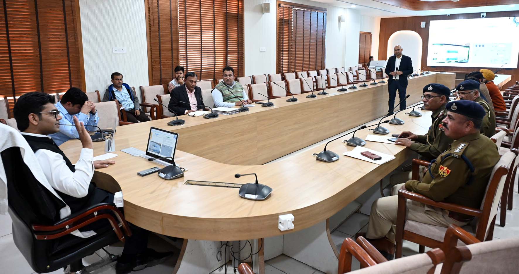 बैठक में अधिकारियों से विचार विमर्श करते आयुक्त नीरज। बैठक में अधिकारियों से विचार विमर्श करते आयुक्त नीरज।