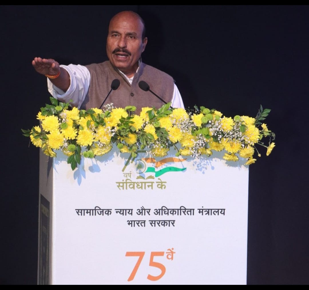 डॉ. वीरेन्द्र कुमार सभा को संबोधित करते हुए डॉ. वीरेन्द्र कुमार सभा को संबोधित करते हुए