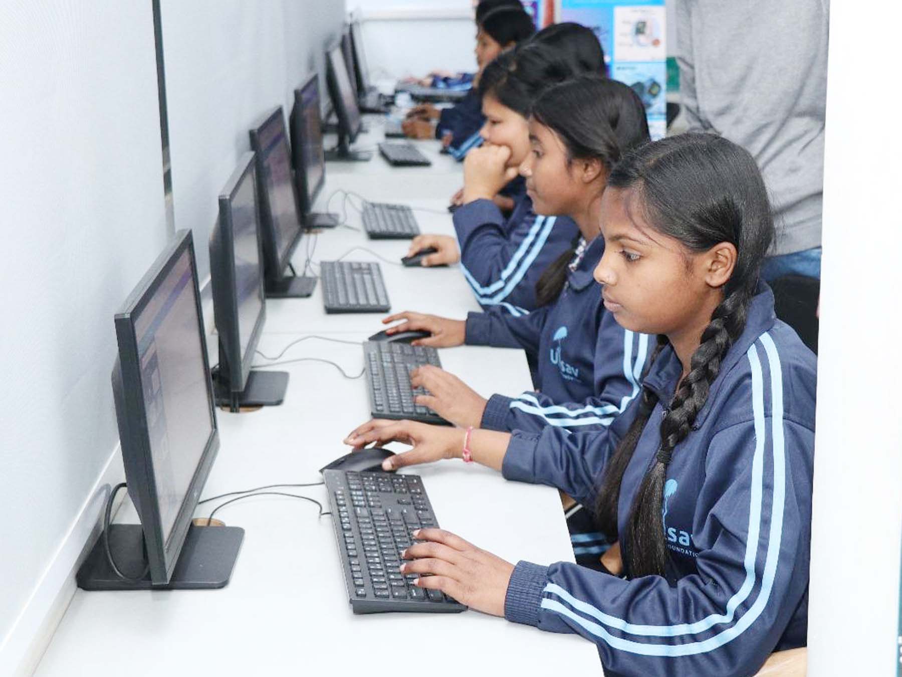 फोटो नंबर-01: अपने प्रोजेक्ट पर काम करते स्कूली बच्चे। फोटो नंबर-01: अपने प्रोजेक्ट पर काम करते स्कूली बच्चे।